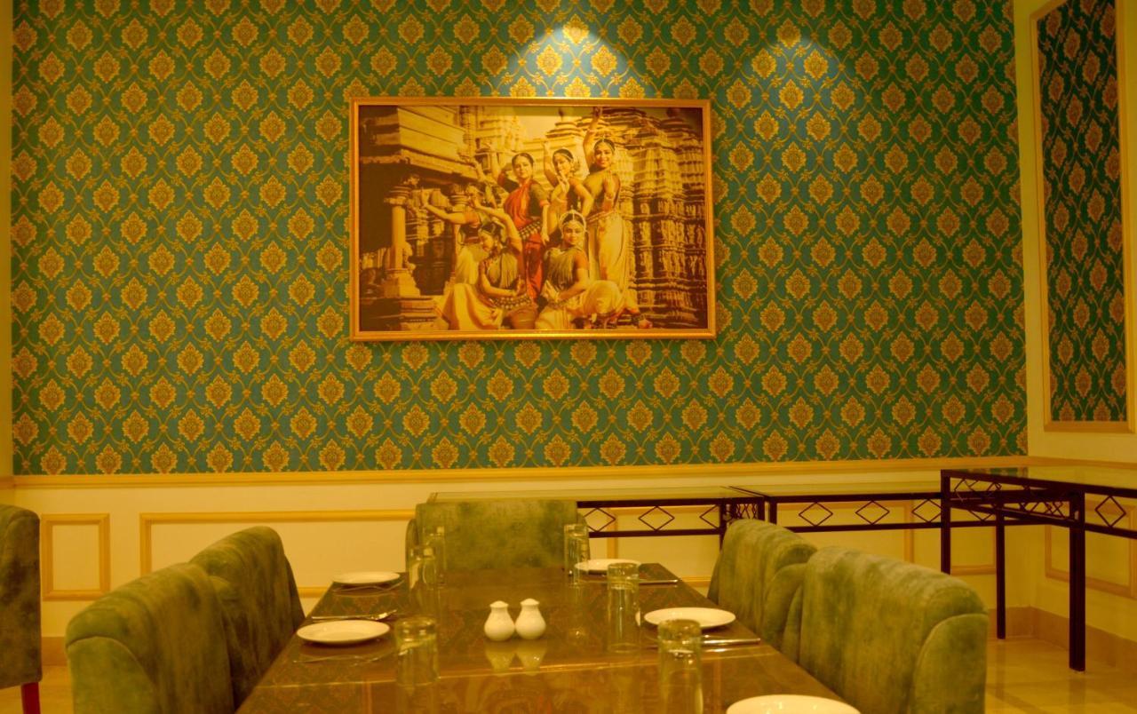 Hotel Chandela Кхаджурахо Экстерьер фото