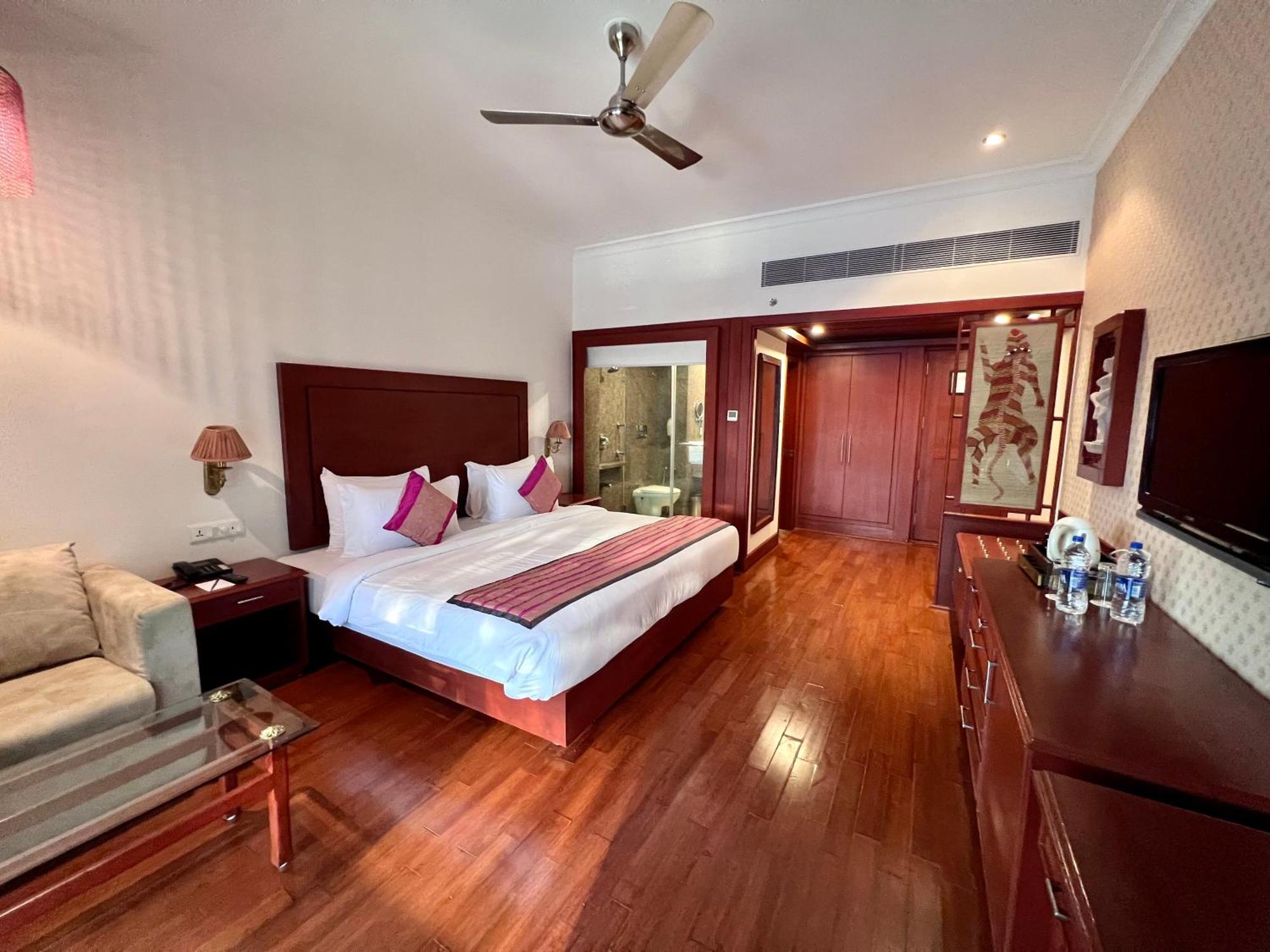 Hotel Chandela Кхаджурахо Экстерьер фото